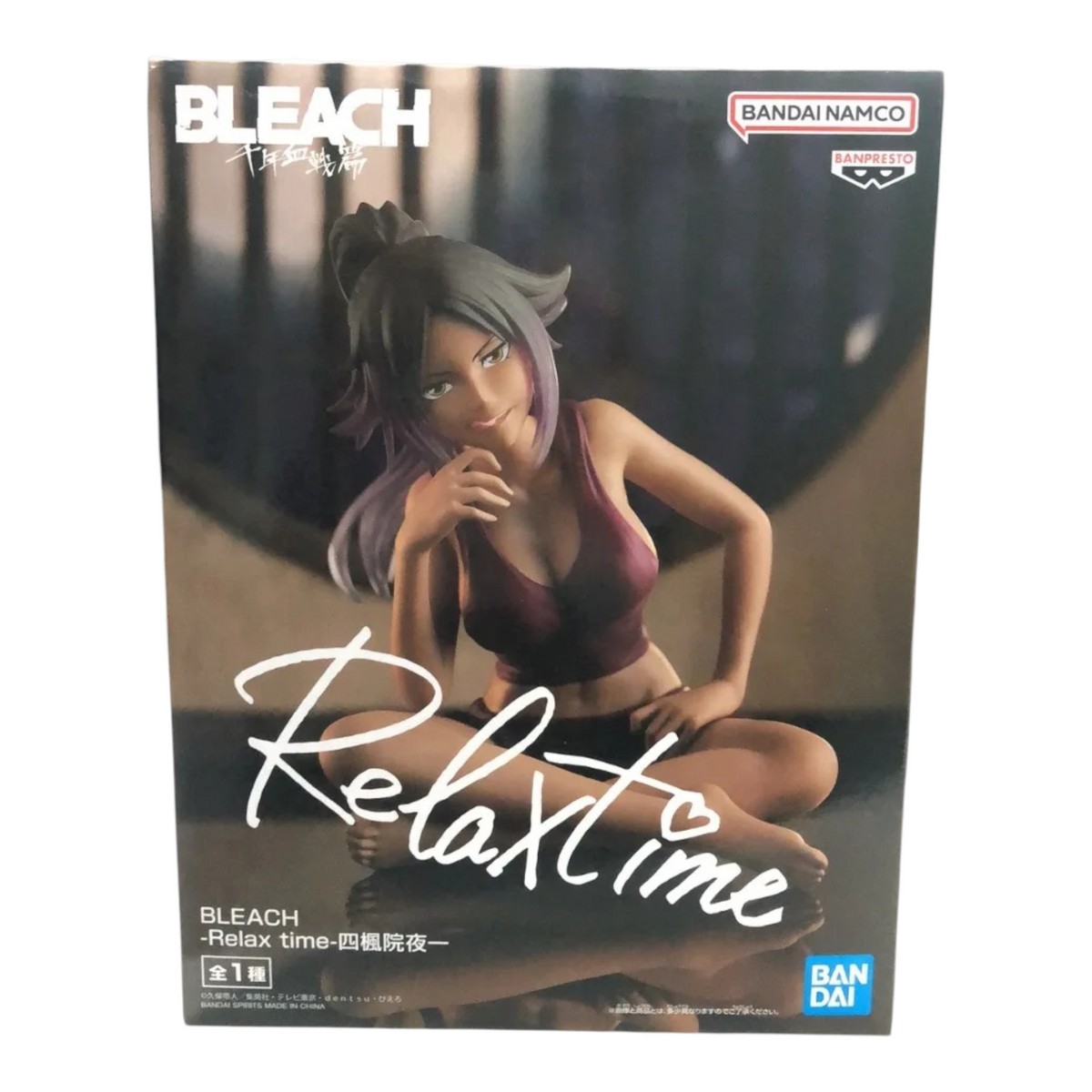 Boîte de la figurine Yoruichi Shihōin Relax Time – Bleach, illustrée avec le personnage en tenue bordeaux.