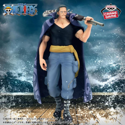 Figurine Ben Beckman The Shukko – One Piece, debout avec son fusil sur l'épaule et son long manteau violet.