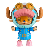 Figurine Tony Tony Chopper Egghead The Grandline Series – One Piece, en tenue futuriste bleue avec casque et lunettes.