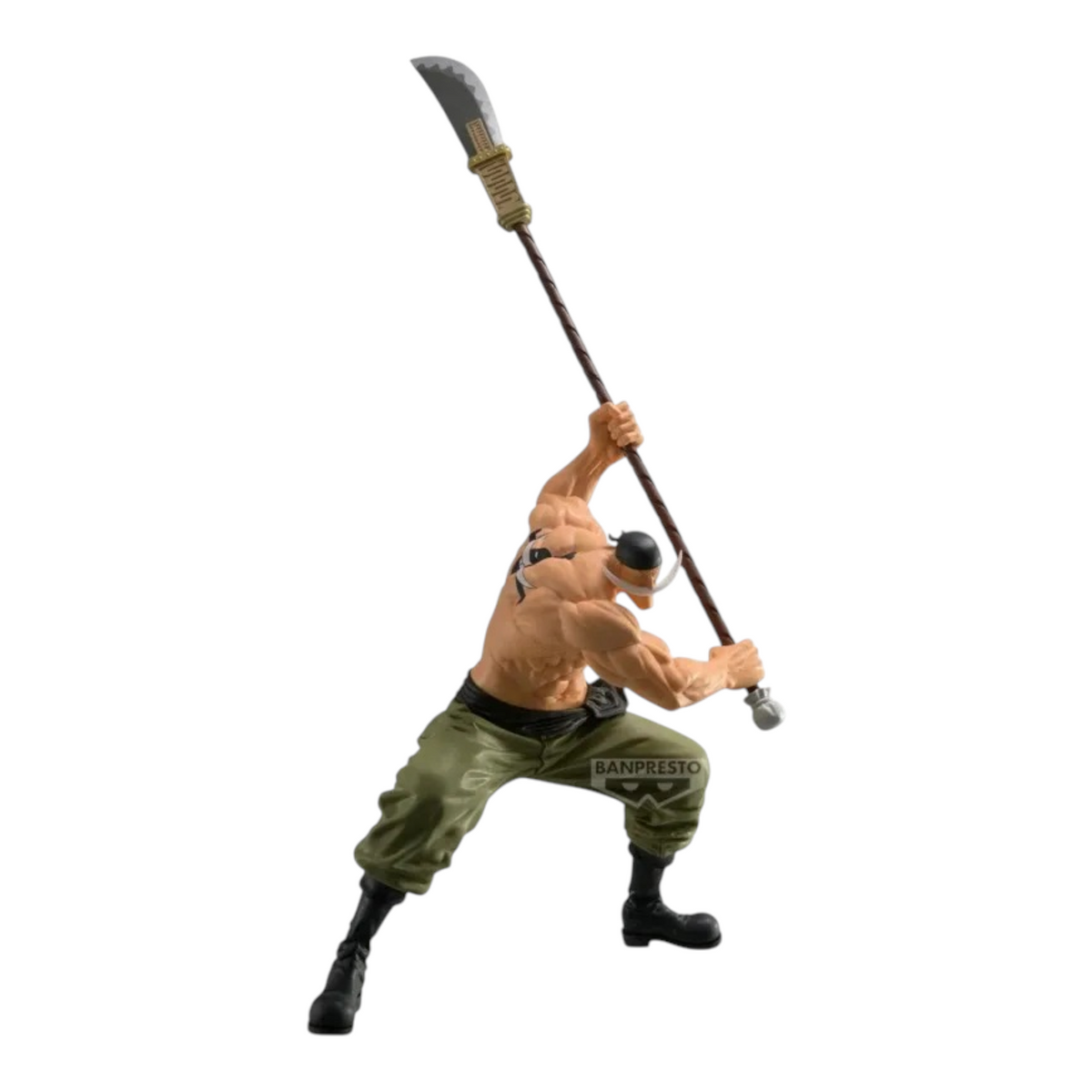 Figurine Edward Newgate Barbe Blanche Grandista – One Piece, en posture de combat levant son bisento au-dessus de lui.