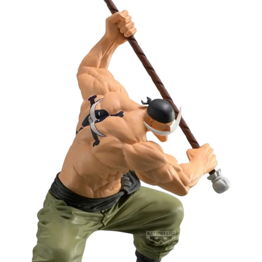 Figurine Edward Newgate Barbe Blanche Grandista – One Piece, en posture de combat avec son bisento levé.