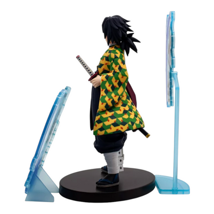 Figurine Giyu Tomioka Kizuna no Sou EX – Demon Slayer, avec ses éléments décoratifs bleus et son haori à motifs.