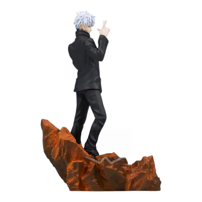 Figurine Satoru Gojo Combination Battle 4 – Jujutsu Kaisen, debout sur un socle rocheux orange, mains en position de combat.