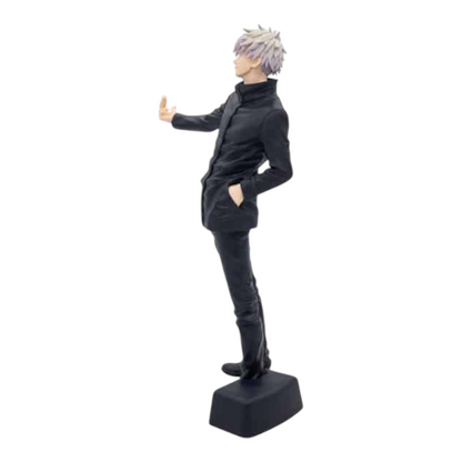 Figurine Gojo Satoru Grandista – Jujutsu Kaisen, debout en tenue noire avec une main tendue vers l'avant.