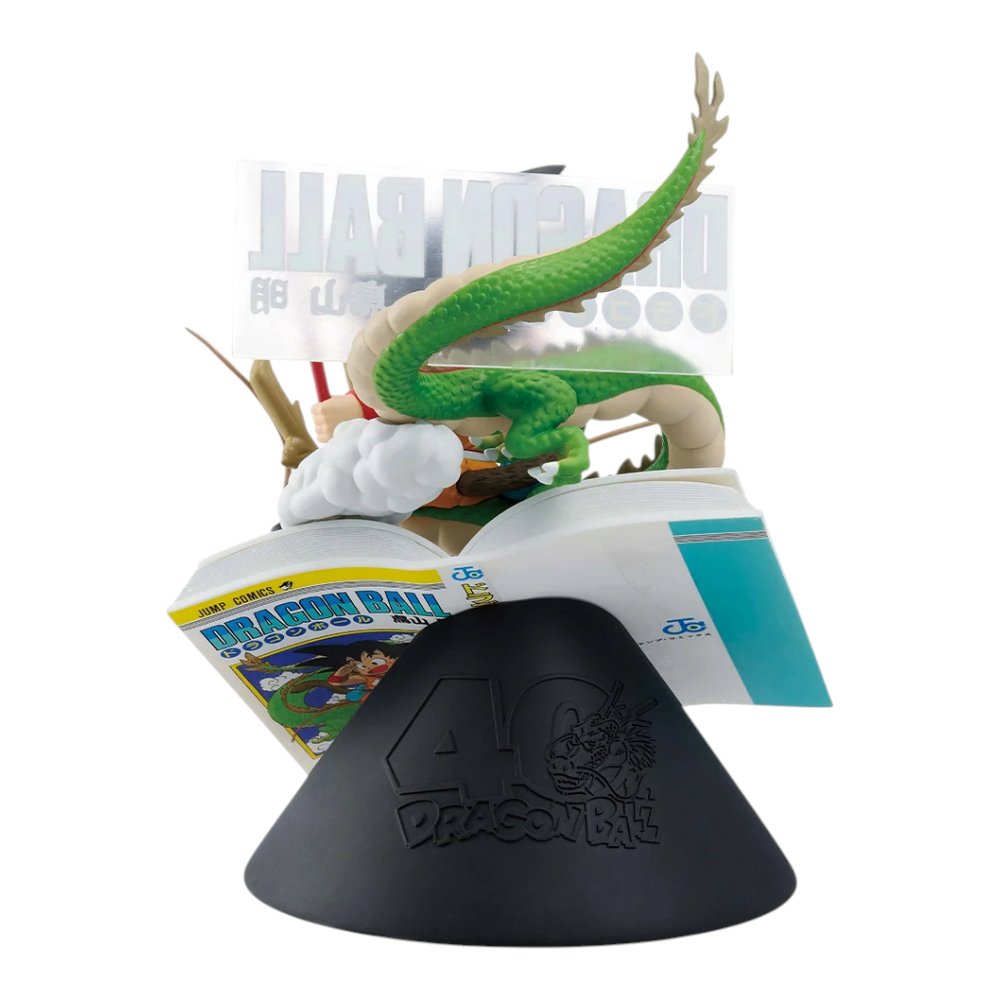 Figurine Goku enfant Ichiban Kuji Dragon Ball 40th Part 1 A Prize – Dragon Ball, chevauchant Shenron sur un manga ouvert.