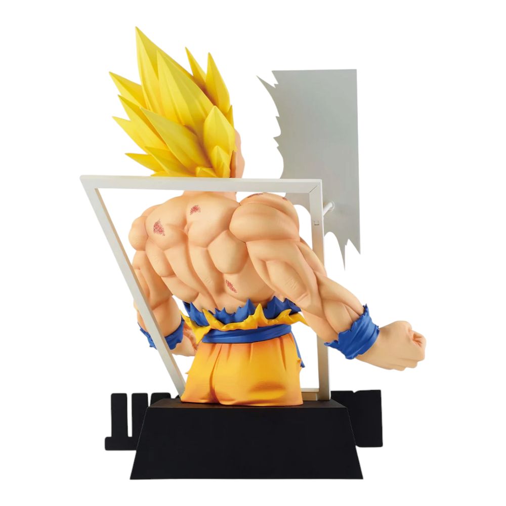 Figurine Son Goku Super Saiyan Ichiban Kuji 40th Part 1 Last One Prize – Dragon Ball, vue de dos avec décor manga.