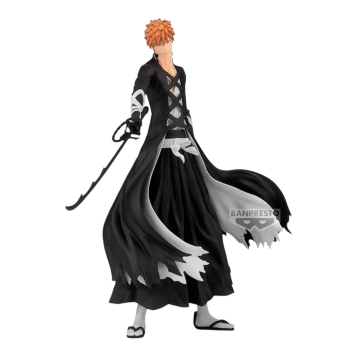 Figurine Ichigo Kurosaki MAXIMATIC – Bleach, debout avec son zanpakutō noir et son uniforme de Shinigami.