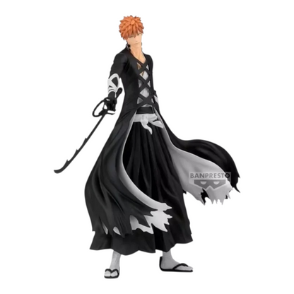 Figurine Ichigo Kurosaki MAXIMATIC – Bleach, debout avec son zanpakutō noir et son uniforme de Shinigami.