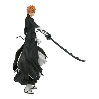 Figurine Ichigo Kurosaki MAXIMATIC – Bleach, debout avec son zanpakutō noir et son uniforme de Shinigami déchiré.