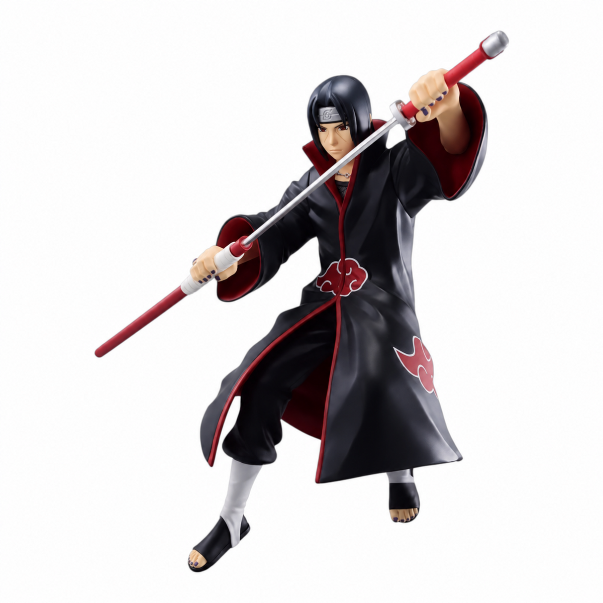 Figurine Itachi Uchiha NARUTOP99 – Naruto Shippuden, en posture de combat avec son manteau Akatsuki et une arme longue.