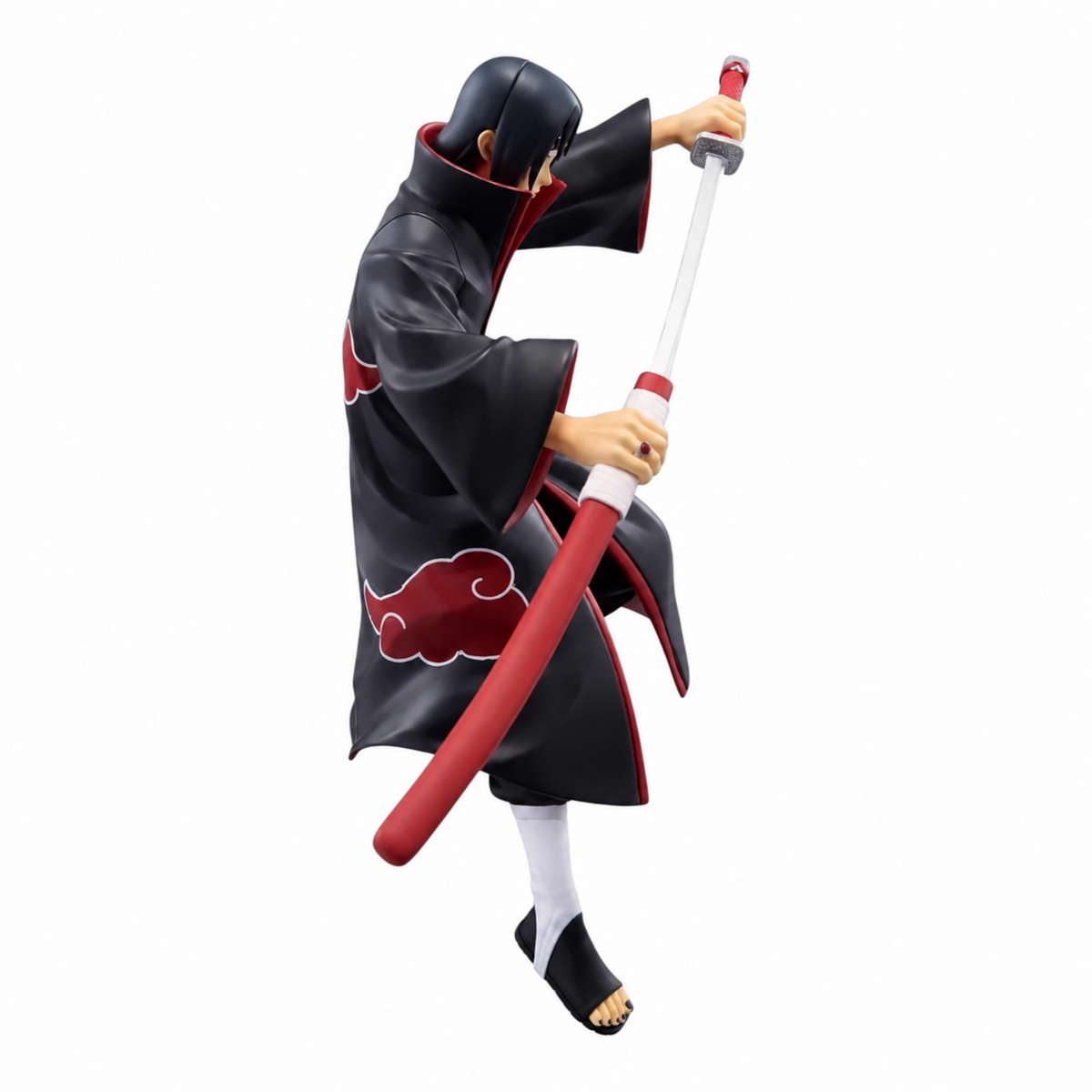Figurine Itachi Uchiha NARUTOP99 – Naruto Shippuden, en posture de combat avec son manteau Akatsuki et une épée.