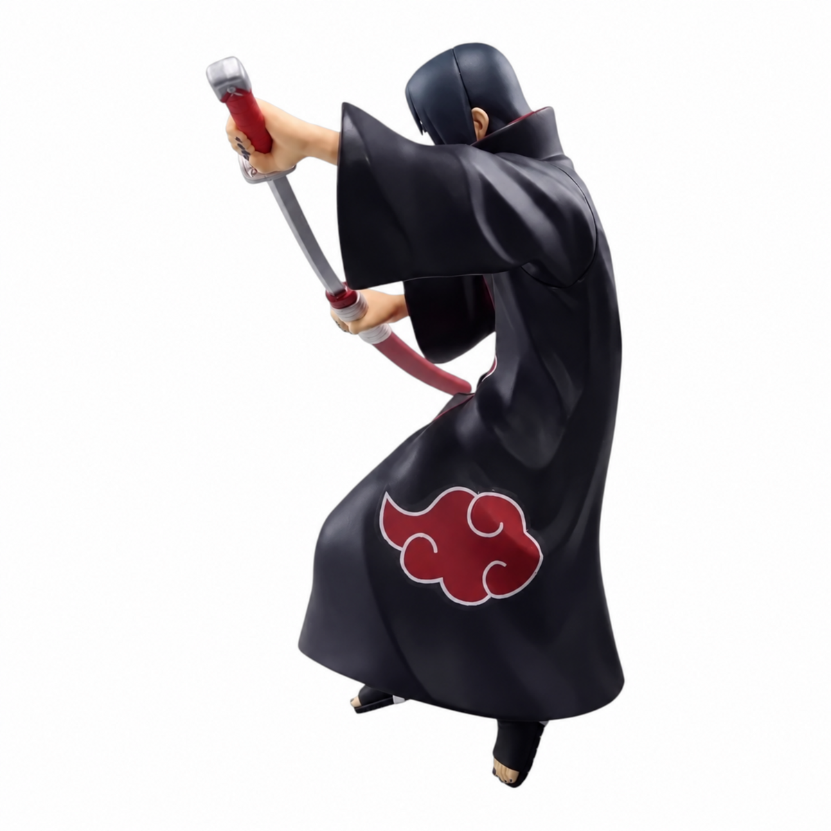 Figurine Itachi Uchiha NARUTOP99 – Naruto Shippuden, en posture de combat avec son manteau Akatsuki et son épée.