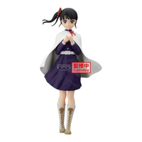 Figurine Kanao Tsuyuri Glitter & Glamours – Demon Slayer, posture élégante avec cape blanche et uniforme violet.