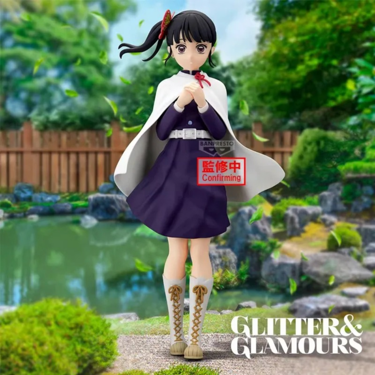 Figurine Kanao Tsuyuri Glitter & Glamours – Demon Slayer, en uniforme violet avec cape blanche et mains jointes.