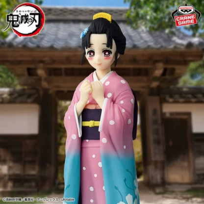 Figurine Koyuki Kizuna no Sou – Demon Slayer, vêtue d'un kimono rose et bleu à motifs floraux, mains jointes.