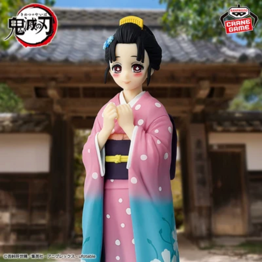 Figurine Koyuki Kizuna no Sou – Demon Slayer, vêtue d'un kimono rose et bleu à motifs floraux, mains jointes.