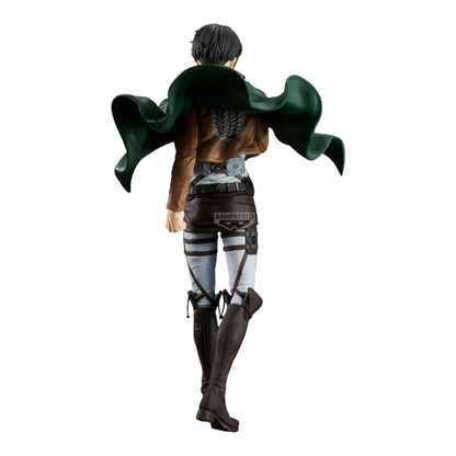Figurine Levi Ackerman Grandista – Attack on Titan, vue de dos avec sa cape verte déployée et son uniforme militaire.