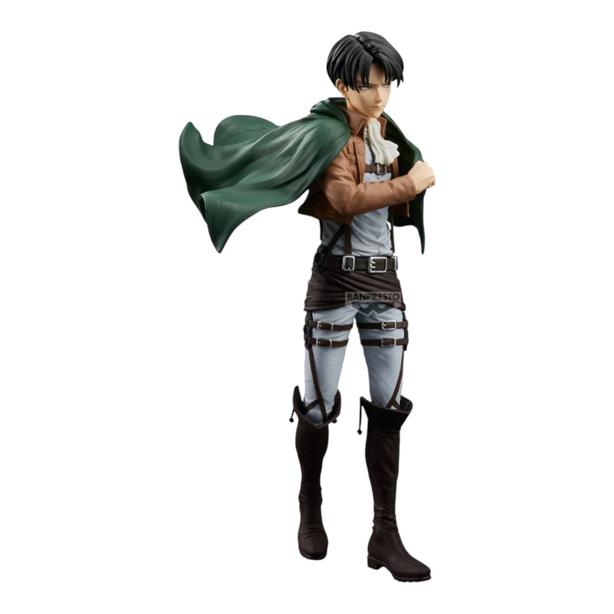 Figurine Levi Ackerman Grandista – Attack on Titan, en uniforme militaire avec sa cape verte déployée.