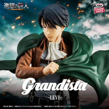 Figurine Levi Ackerman Grandista – Attack on Titan, portant son uniforme militaire avec sa cape verte déployée.