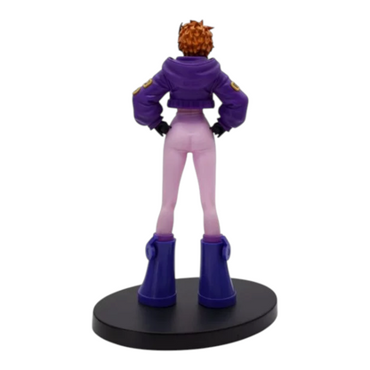 Figurine Lilith The Grandline Series – One Piece, vue de dos, portant sa combinaison rose et sa veste violette.