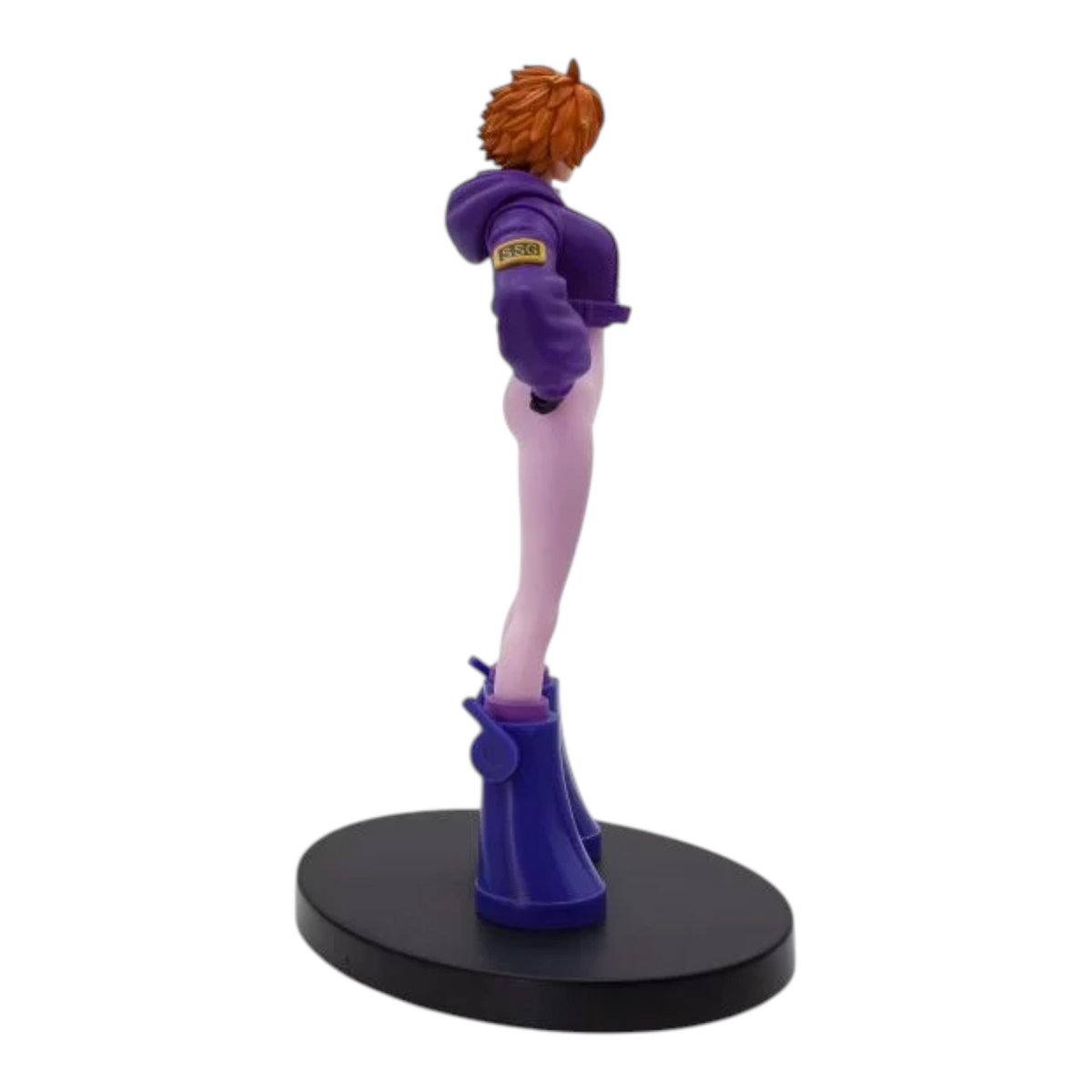 Figurine Lilith The Grandline Series – One Piece, vue de profil montrant sa combinaison rose et sa veste violette.