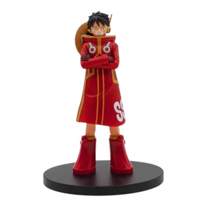 Figurine Monkey D. Luffy Egghead The Grandline Series – One Piece, debout les bras croisés en manteau rouge futuriste.