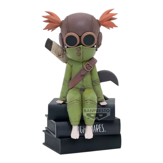 Figurine Alone Monitor Top Figure Vol. 1 – Little Nightmares III, assise sur une pile de livres noirs avec sa clé.