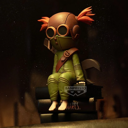 Figurine Alone Monitor Top Figure Vol. 1 – Little Nightmares III, assise sur des livres avec sa clé à molette.