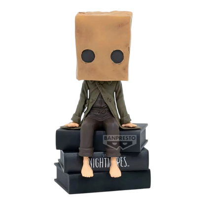 Figurine Mono Monitor Top Figure Vol. 2 – Little Nightmares II, assis sur une pile de livres noirs.