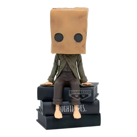 Figurine Mono Monitor Top Figure Vol. 2 – Little Nightmares II, assis sur une pile de livres noirs.