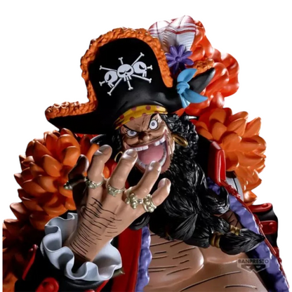 Figurine Marshall D. Teach Grandista – One Piece, en posture de combat avec son chapeau à tête de mort et manteau orange.