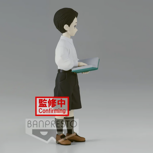 Figurine Muzan Kibutsuji Forme Enfant Banpresto – Demon Slayer, tenant un livre ouvert dans une posture calme.