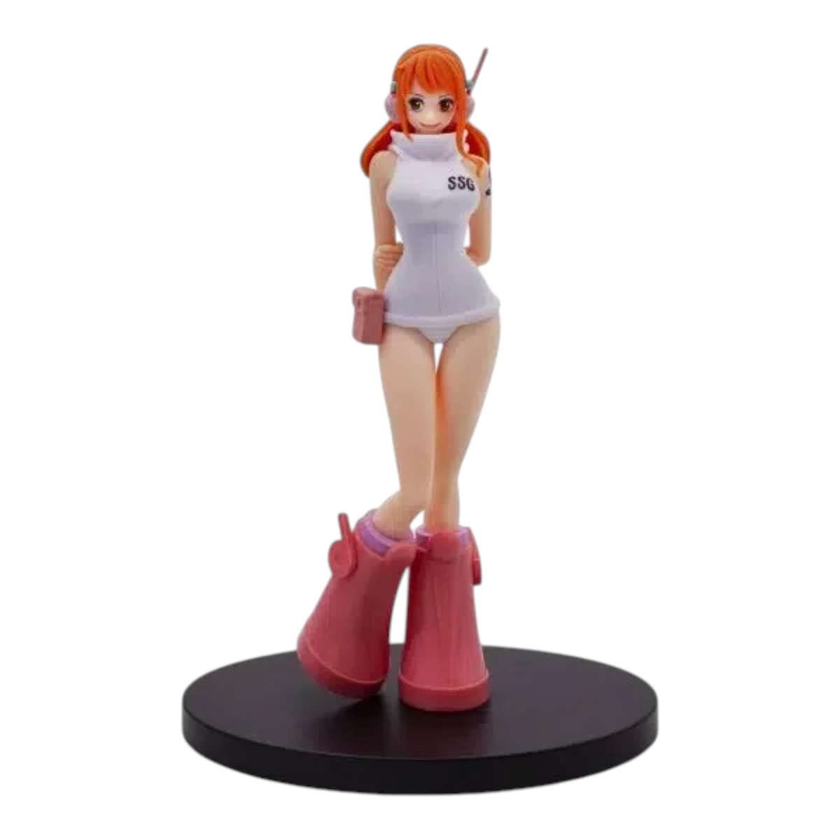 Figurine Nami tenue Egghead The Grandline Series – One Piece, debout avec ses bottes roses et sa tenue blanche SSG.