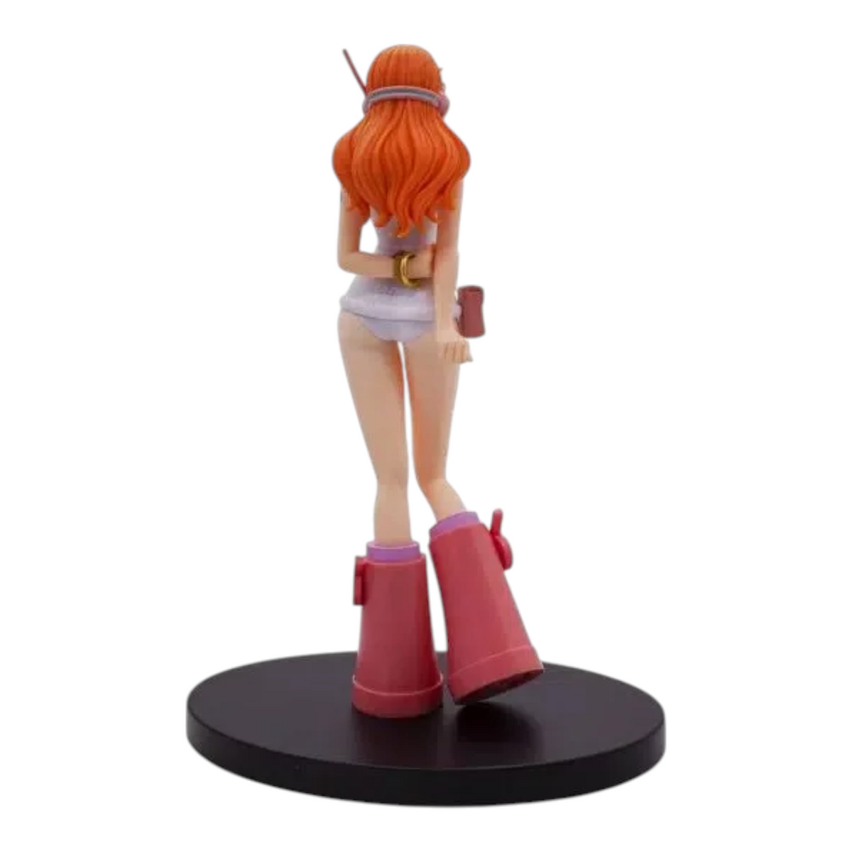 Figurine Nami Egghead The Grandline Series – One Piece, vue de dos montrant sa tenue blanche et ses bottes roses.