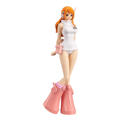 Figurine Nami Egghead The Grandline Series – One Piece, en tenue blanche futuriste avec de grandes bottes roses.