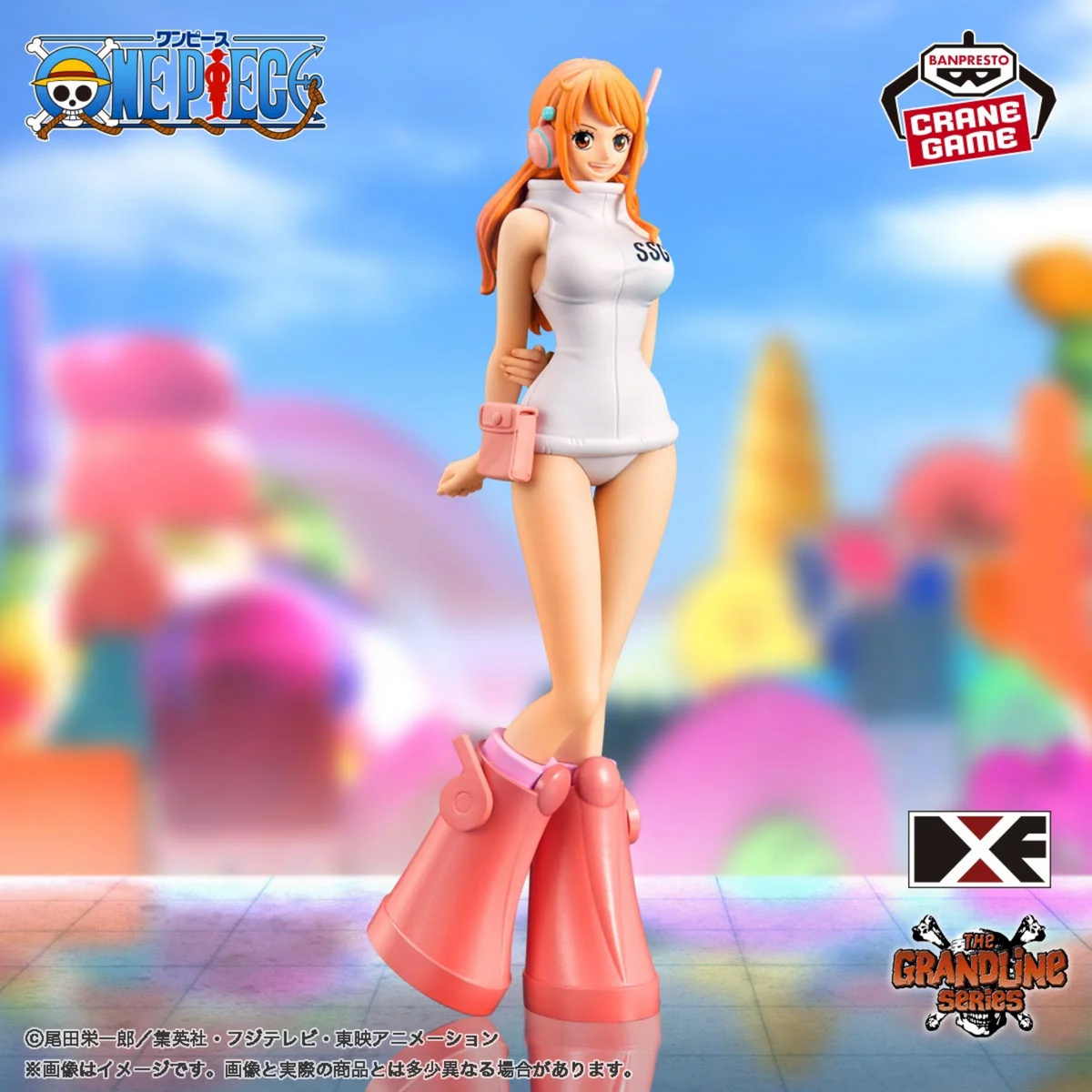 Figurine Nami Egghead The Grandline Series – One Piece, en tenue blanche SSG avec de grandes bottes roses.