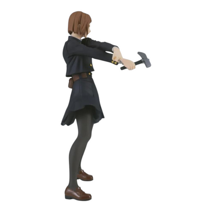 Figurine Nobara Kugisaki King of Artist – Jujutsu Kaisen, en posture de combat avec son marteau.