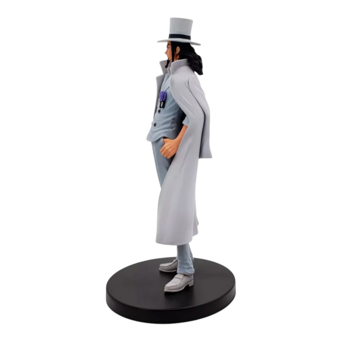 Figurine Rob Lucci Egghead The Grandline Series – One Piece, en costume gris avec cape blanche et chapeau haut-de-forme.