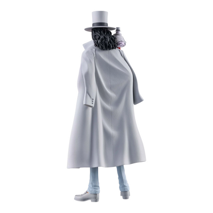 Figurine Rob Lucci Egghead The Grandline Series – One Piece, vue de dos avec sa longue cape blanche et Hattori.