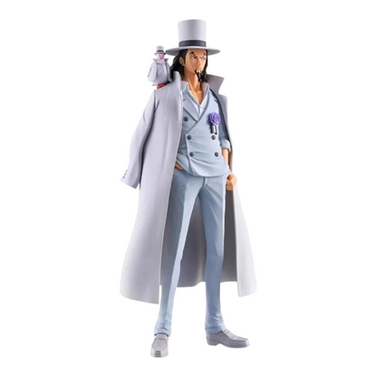 Figurine Rob Lucci Egghead The Grandline Series – One Piece, avec son costume bleu-gris et Hattori sur l'épaule.