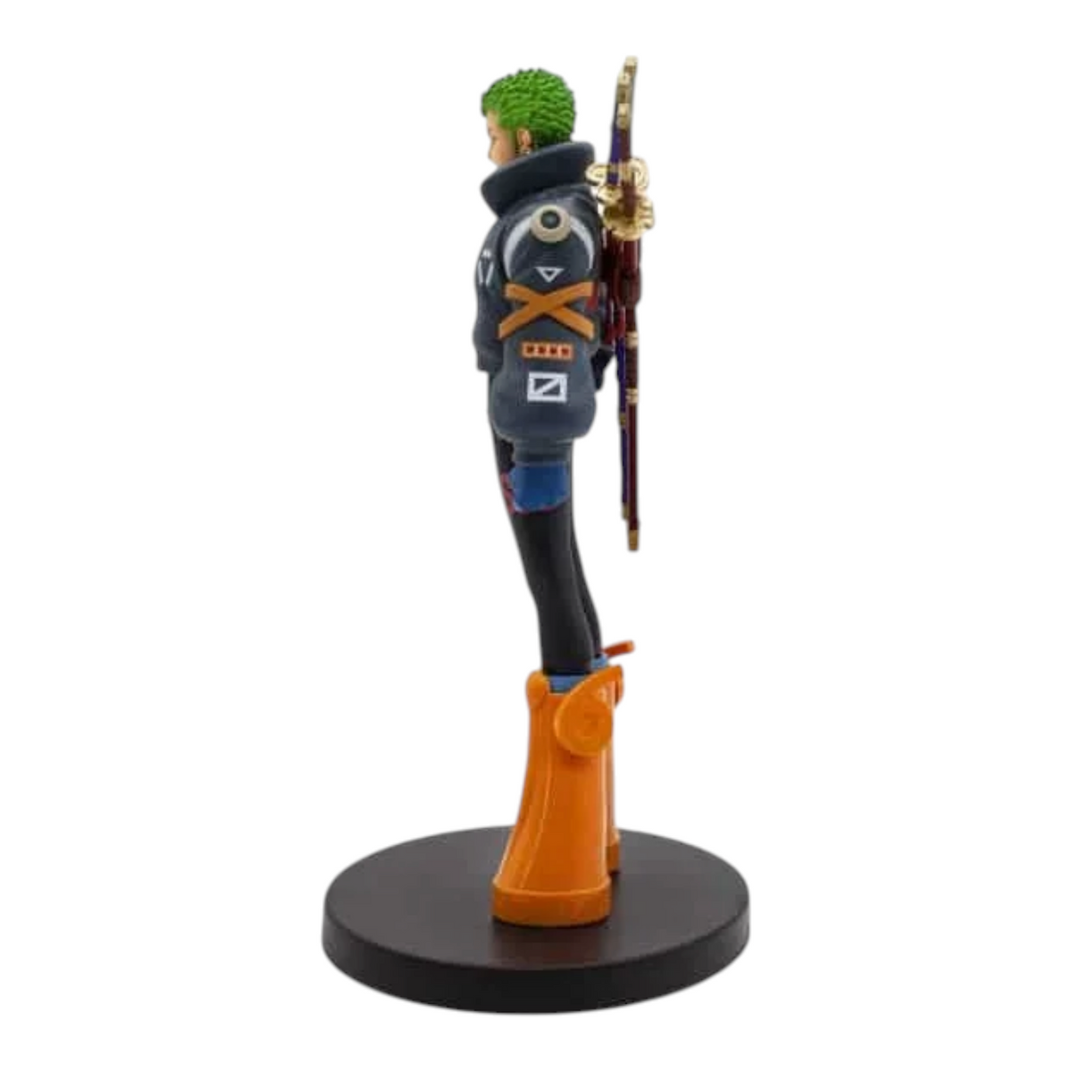 Figurine Roronoa Zoro Egghead The Grandline Series – One Piece, vue de profil avec ses trois sabres et bottes orange.
