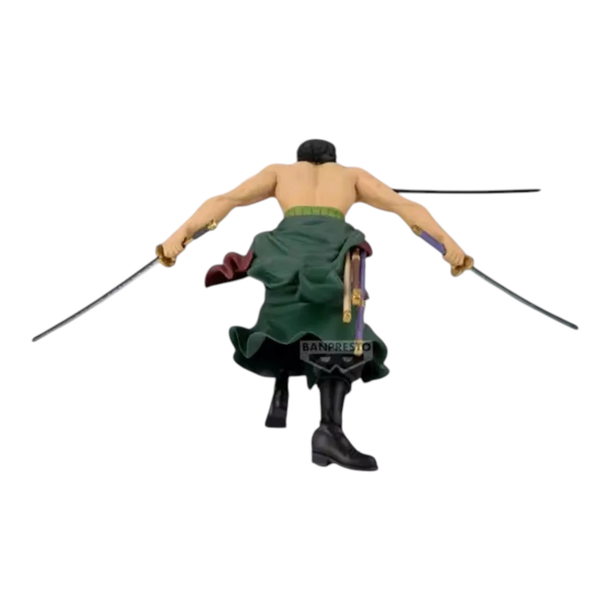 Figurine Roronoa Zoro Grandista – One Piece, vue de dos en pleine attaque avec ses trois sabres déployés.