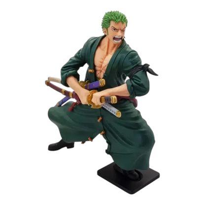 Figurine Roronoa Zoro Wano Grandista – One Piece, en posture de combat avec ses trois sabres et son kimono vert.