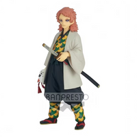 Figurine Sabito Kizuna no Sou Vol. 19 – Demon Slayer, debout avec son sabre et son masque de renard à la main.