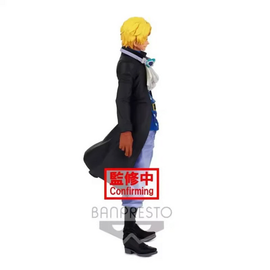 Figurine Sabo Grandista The Grandline Men – One Piece, vue de profil montrant son manteau noir et ses lunettes.