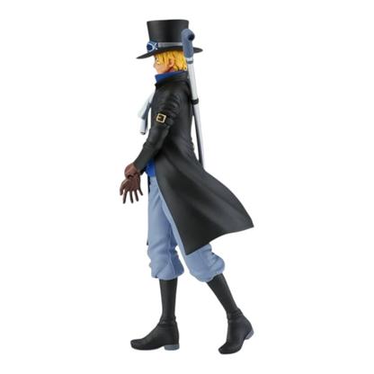 Figurine Sabo The Shukko – One Piece, portant son manteau noir et son tuyau métallique sur l'épaule.