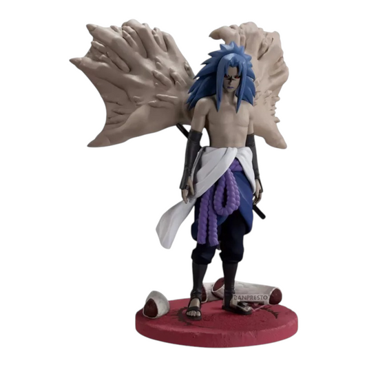 Figurine Sasuke Uchiha Marque Maudite Niveau 2 Memorable Saga – Naruto, avec ailes en mains et socle à parchemins.