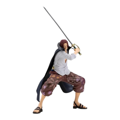 Figurine Shanks Grandista One Piece, en posture de combat avec son sabre Gryphon levé et sa cape noire.