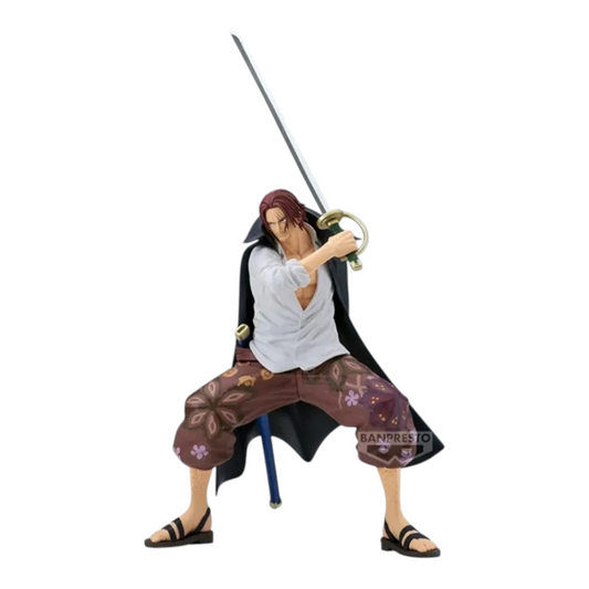 Figurine Shanks Grandista – One Piece, en posture de combat avec son sabre Gryphon levé et sa cape noire.
