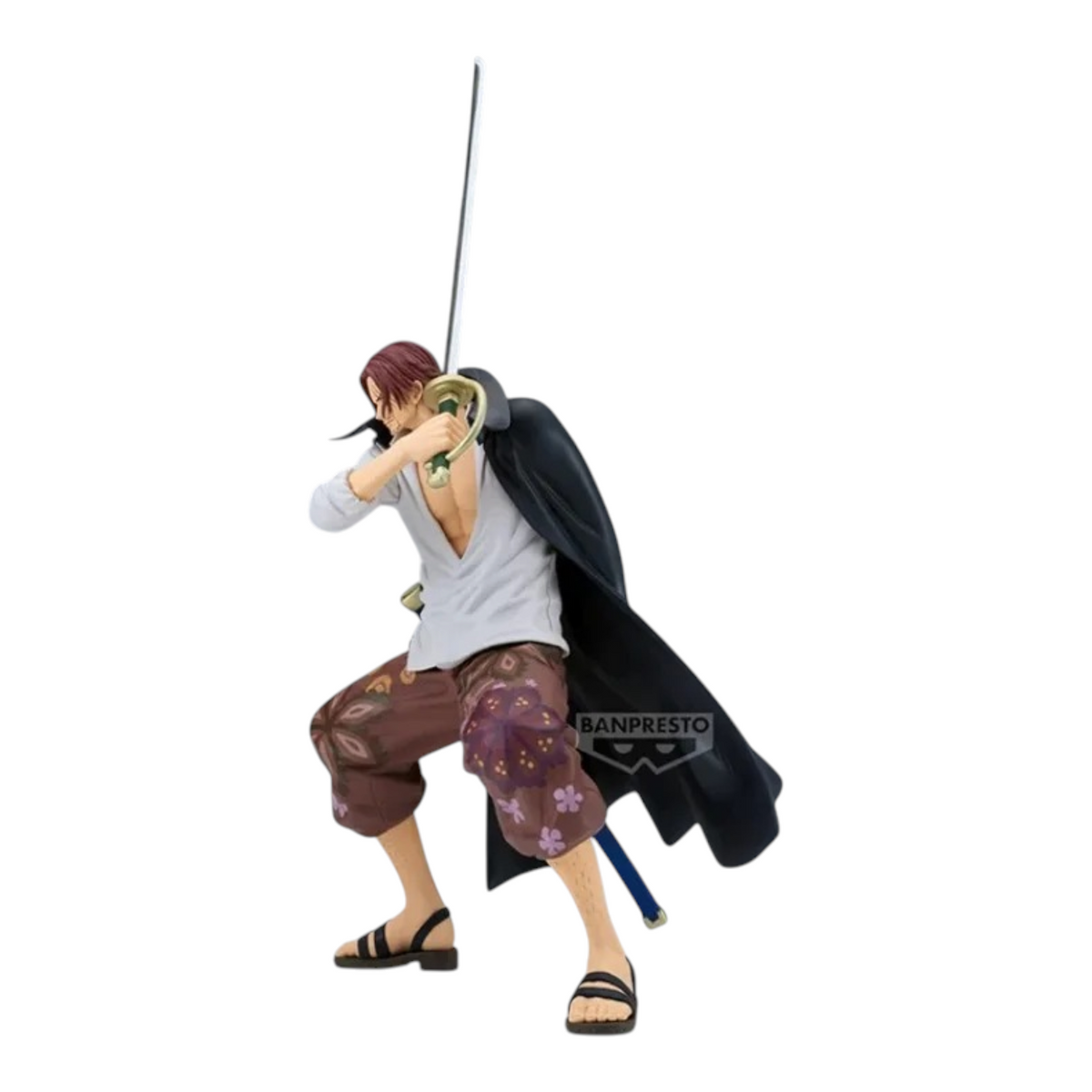 Figurine Shanks Grandista – One Piece, en posture de combat avec son sabre Gryphon levé et sa cape noire.